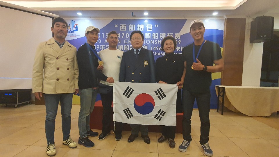 사진6_회장님민기례이사님우승팀김형태감독일리야스코치.jpg